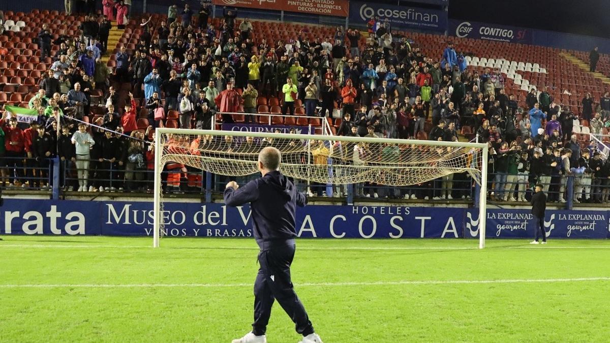 Cisqui saluda a los aficionados tras la victoria en Copa ante Las Palmas.