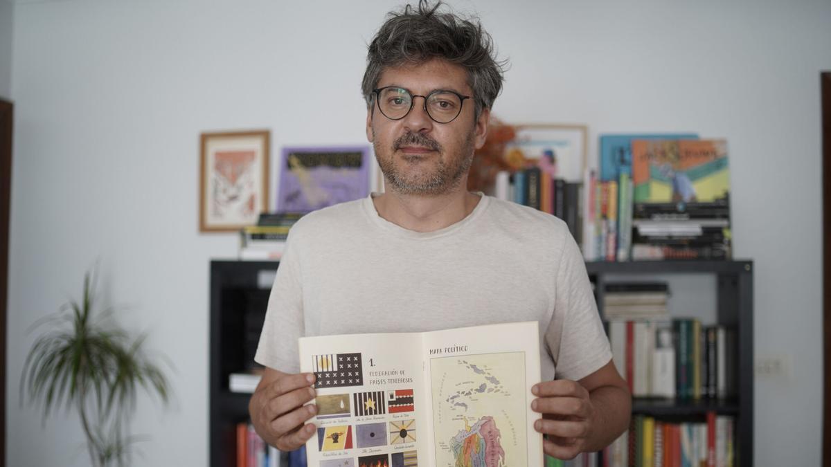 O artista Martín Romero no seu estudo en Monte Alto coa súa obra 'Diarios'.