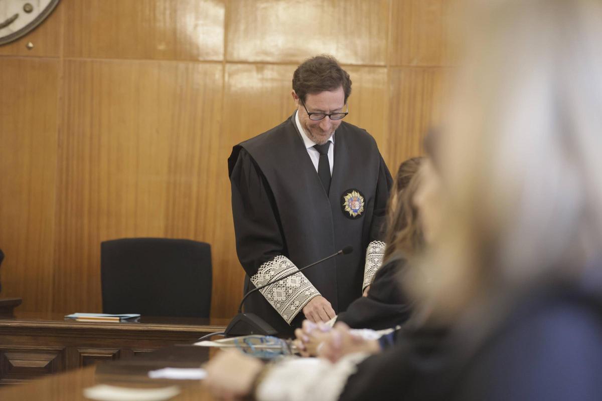Fernando Socias firma el acta de posesión del cargo.