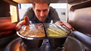 Un estudio descubre que las patatas envasadas pueden contaminarse de plástico en el microondas