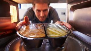 Un estudio descubre que las patatas se contaminan de su envase plástico en el microondas