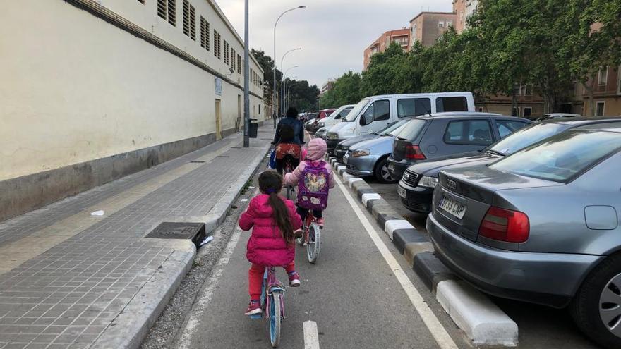 Una familia acude al colegio en bici.