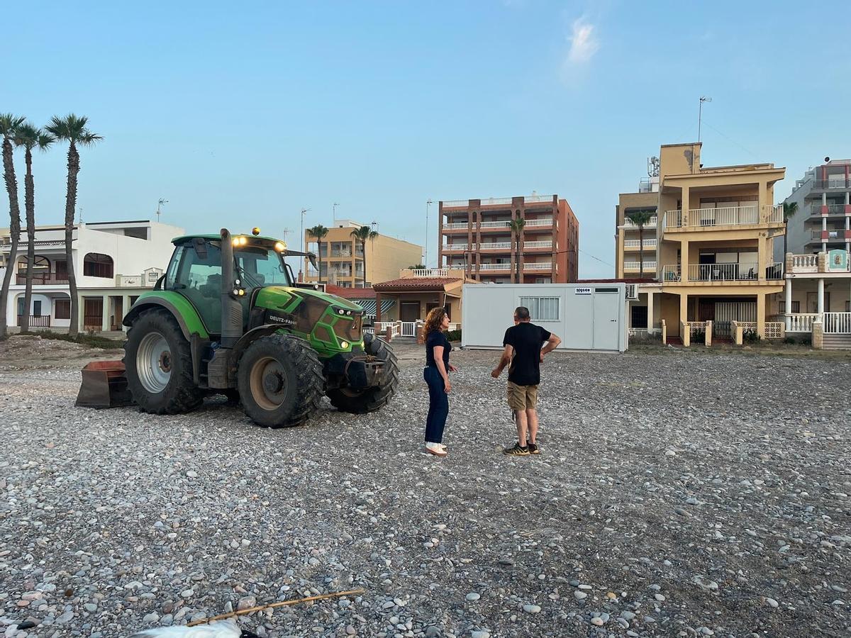 Una máquina trabaja en una playa de Nules.