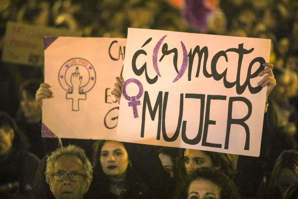 Mallorcas Frauen protestieren zu Tausenden