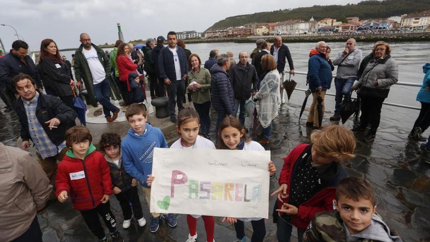 Los vecinos reclamando la pasarela sobre el río Nalón