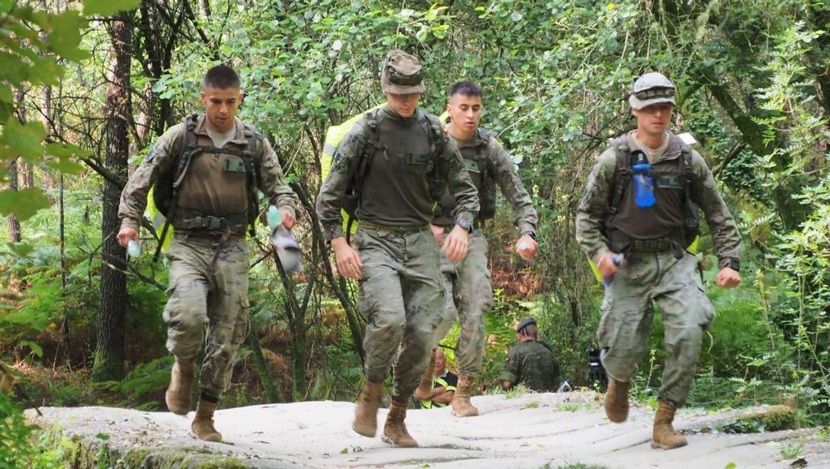 Cuatro soldados durante la prueba celebrada ayer en el Camino de Santiago portugués / brilat