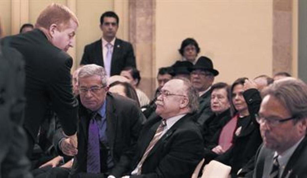 L’ambaixador d’Israel, Raphael Schultz, estreny la mà a Joan Saura, ahir al Parlament. L’ambaixador d’Israel, Raphael Schultz, estreny la mà a Joan Saura, ahir al Parlament.
