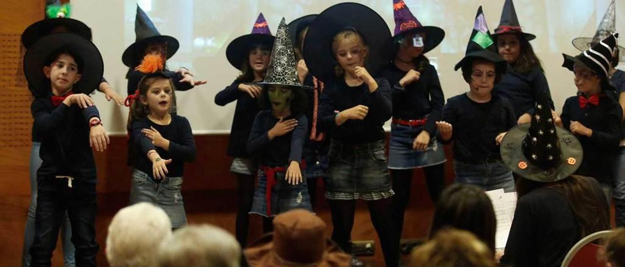 Niños y niñas con gorros de brujo, en la presentación del último libro de Dulce Victoria Pérez Rumoroso.