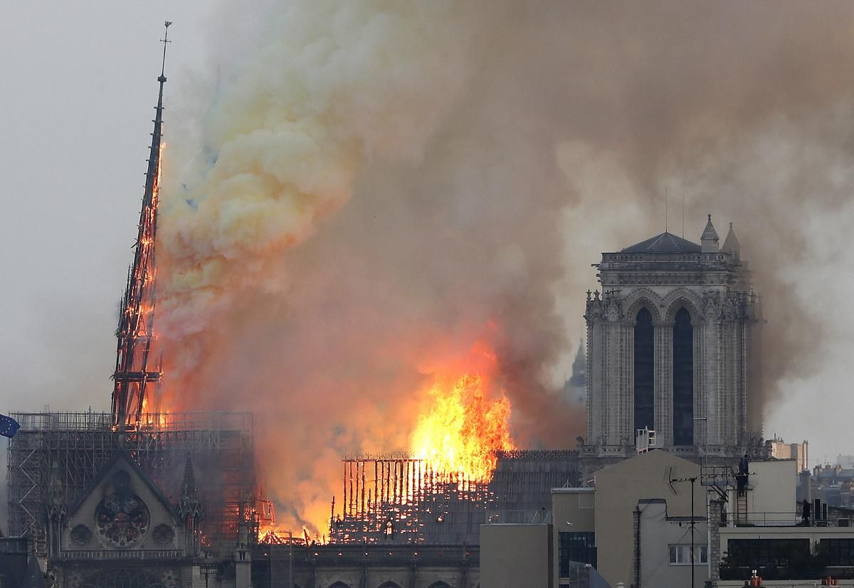 Arde la catedral de Nôtre Dame de París