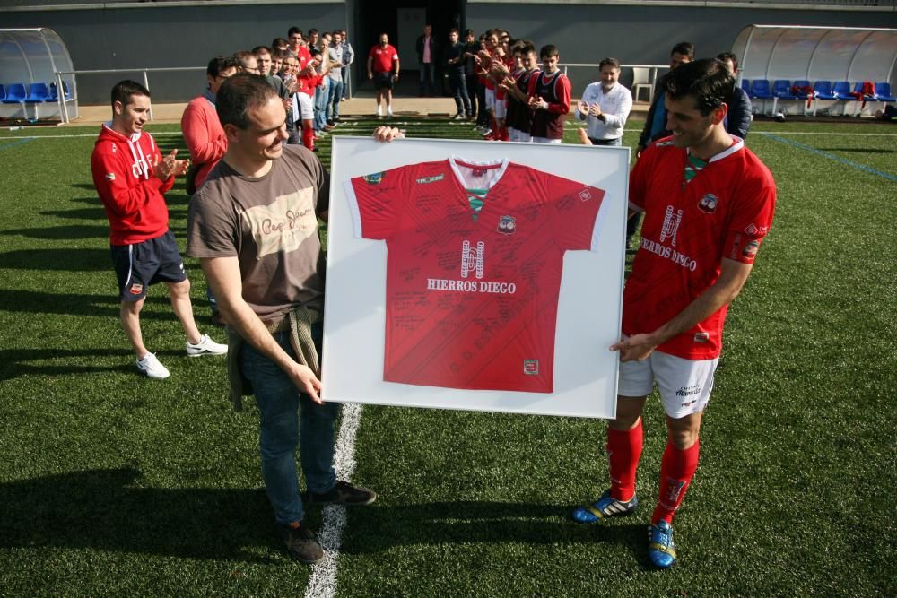 El club homenajea en su despedida al capitán tras 15 años en el club y a su entrenador, tras seis temporadas al frente del banquillo.