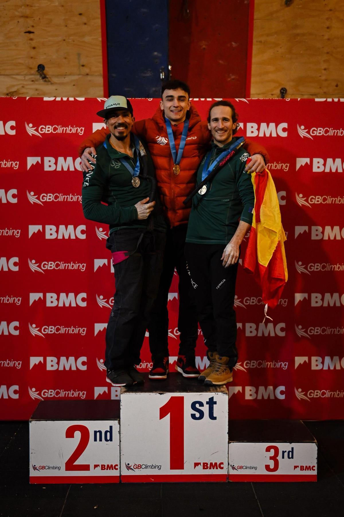 Javier Veiga, en el centro del podio.