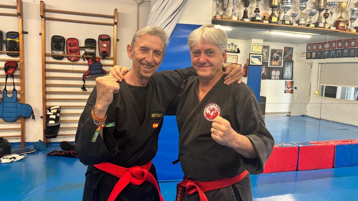 Ginés Fernández y José Gómez posan para Levante-EMV en el Centro Deportivo de Kickboxing de Quart.