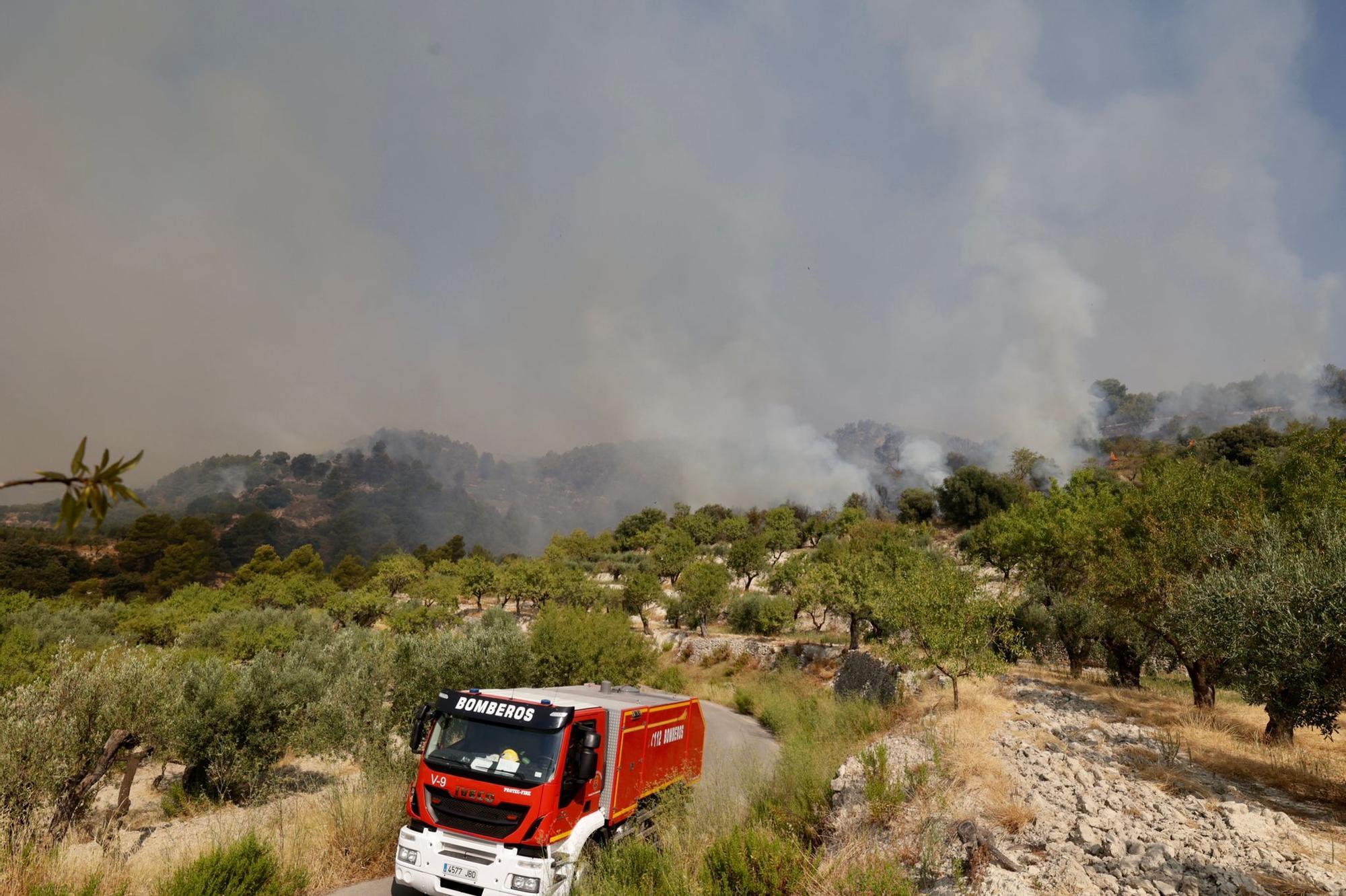 Tras cuatro días de incendio en la Vall d'Ebo, la climatología puede ponerse a favor de los bomberos.