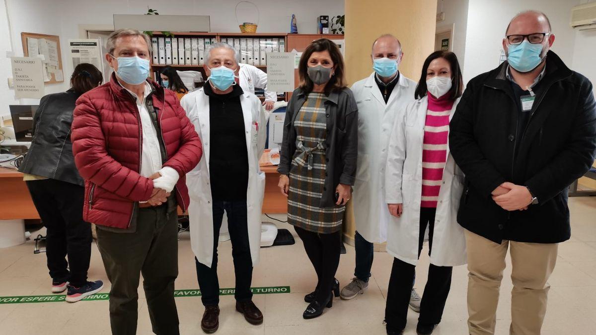 La delegada de Salud, María Jesús Botella, y otras autoridades sanitarias, durante una visita realizada en enero al actual centro de salud de Alcolea.