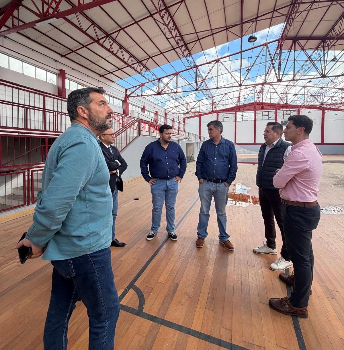 Visitando las instalaciones deportivas.