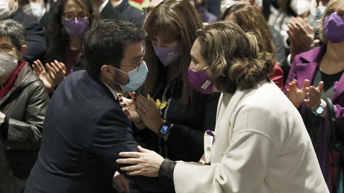 El President de la Generalitat, Pere Aragonès, saluda a la alcaldesa de Barcelona, Ada Colau, durante el acto de lectura del manifiesto institucional unitario con motivo del 25N, Día Mundial para la erradicación de la violencia machista.