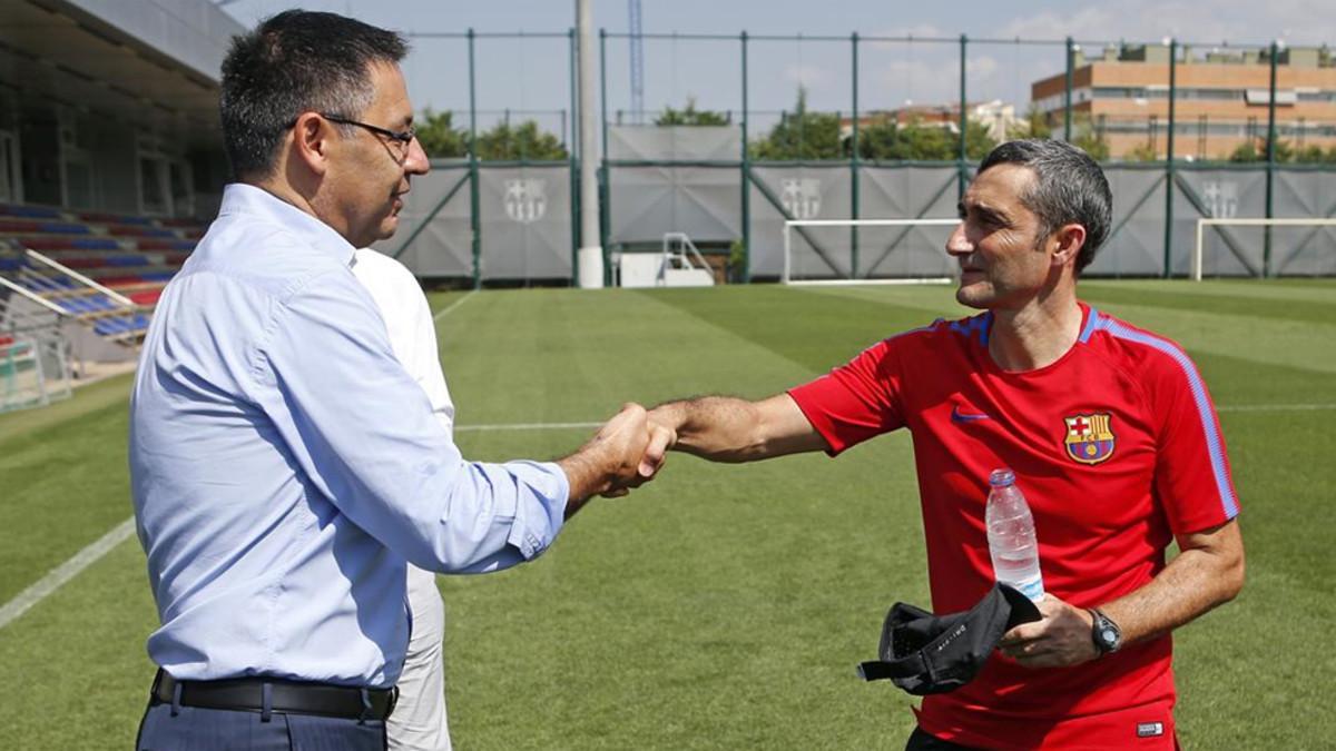 Bartomeu saluda efusivamente a Valverde en la Ciutat Esportiva