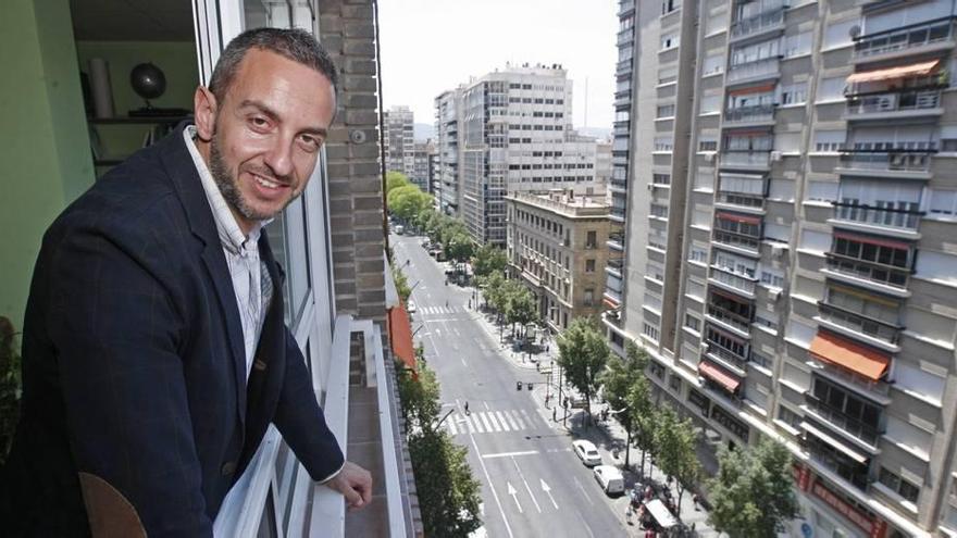 Manuel Pleguezuelo, director general de Participación Ciudadana, posa en la ventana de su despacho de la Gran Vía de Murcia.