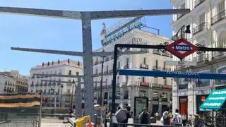 Madrid comienza a instalar los postes para los toldos que darán sombra en la Puerta del Sol este verano