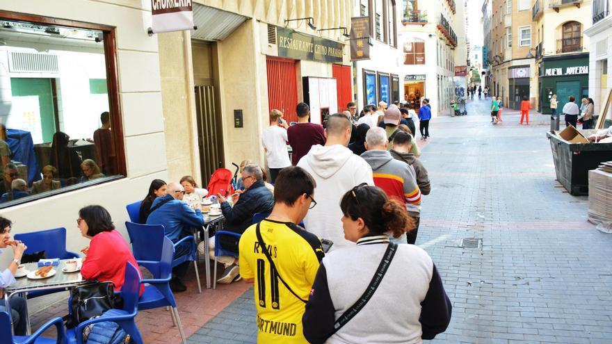 En imágenes | Largas filas y madrugones en la tienda del Real Zaragoza para hacerse con el pack conmemorativo del Gol Sur