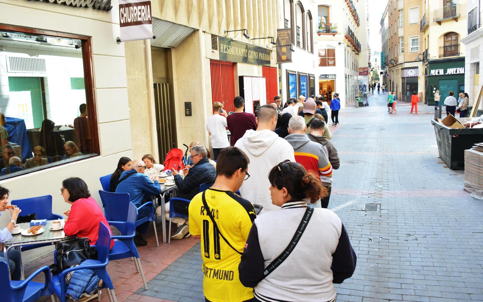 En imágenes | Largas filas y madrugones en la tienda del Real Zaragoza para hacerse con el pack conmemorativo del Gol Sur