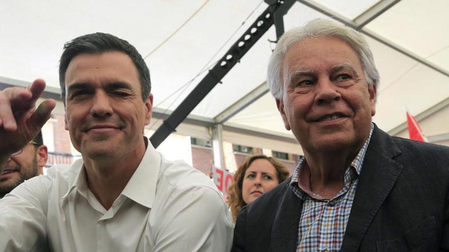 Pedro Sánchez junto a González en un mitin.