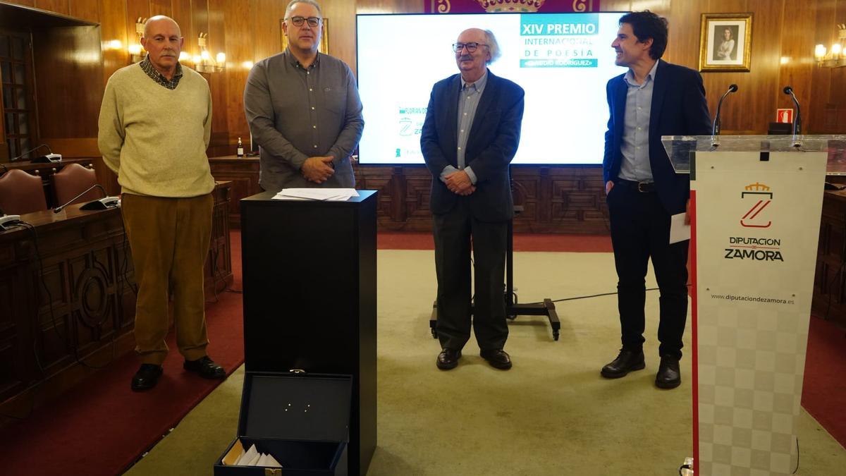 Integrantes del jurado con el presidente del IEZ Florián de Ocampo y el diputado de Cultura