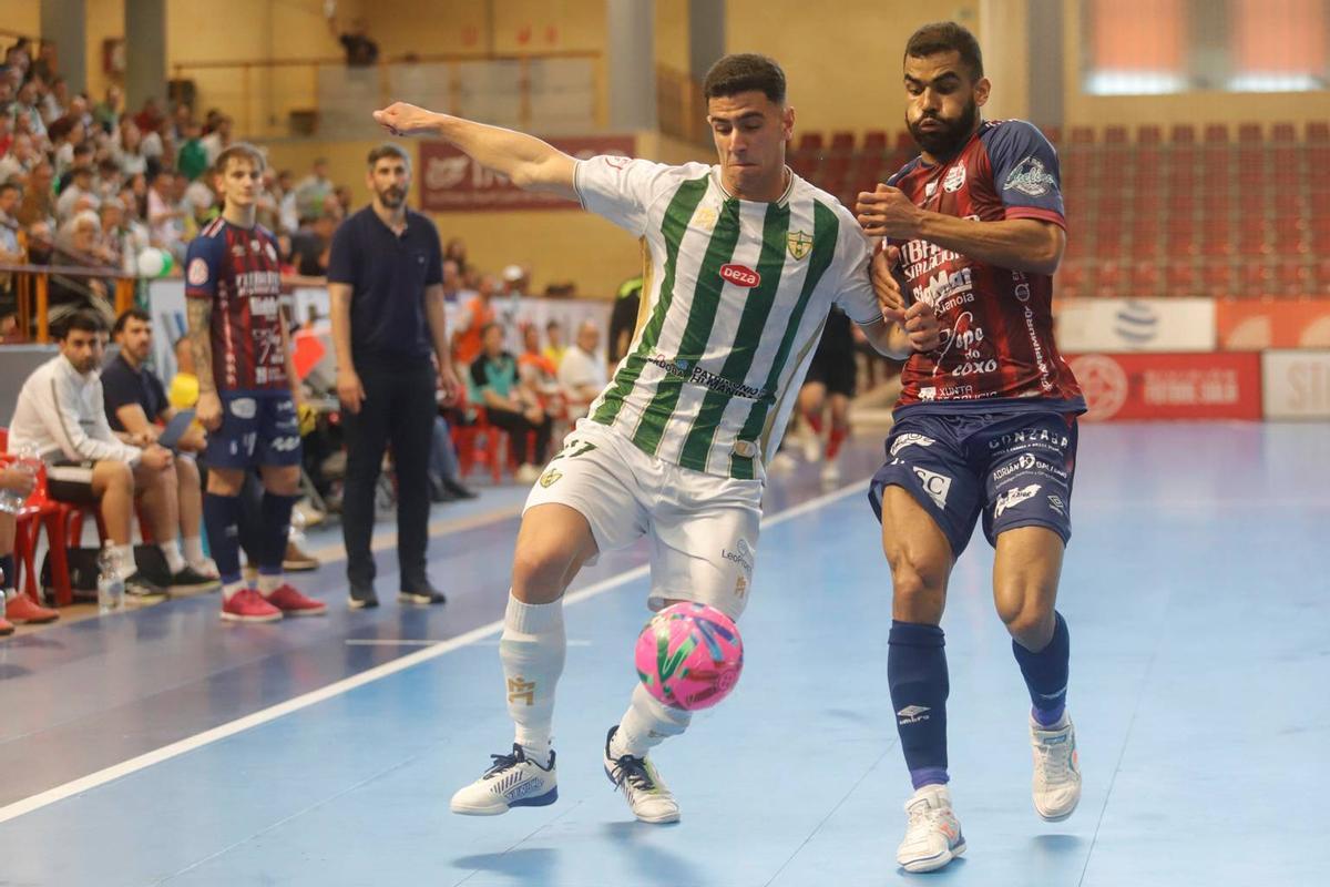 Carlos Gómez controla un balón.