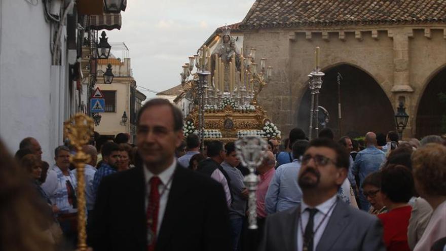 La Virgen de los Remedios recorre las calles en una inédita procesión