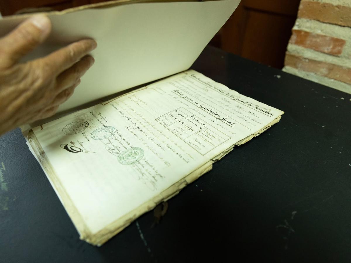 GALERÍA | Visita guiada al archivo histórico del Ayuntamiento de Toro