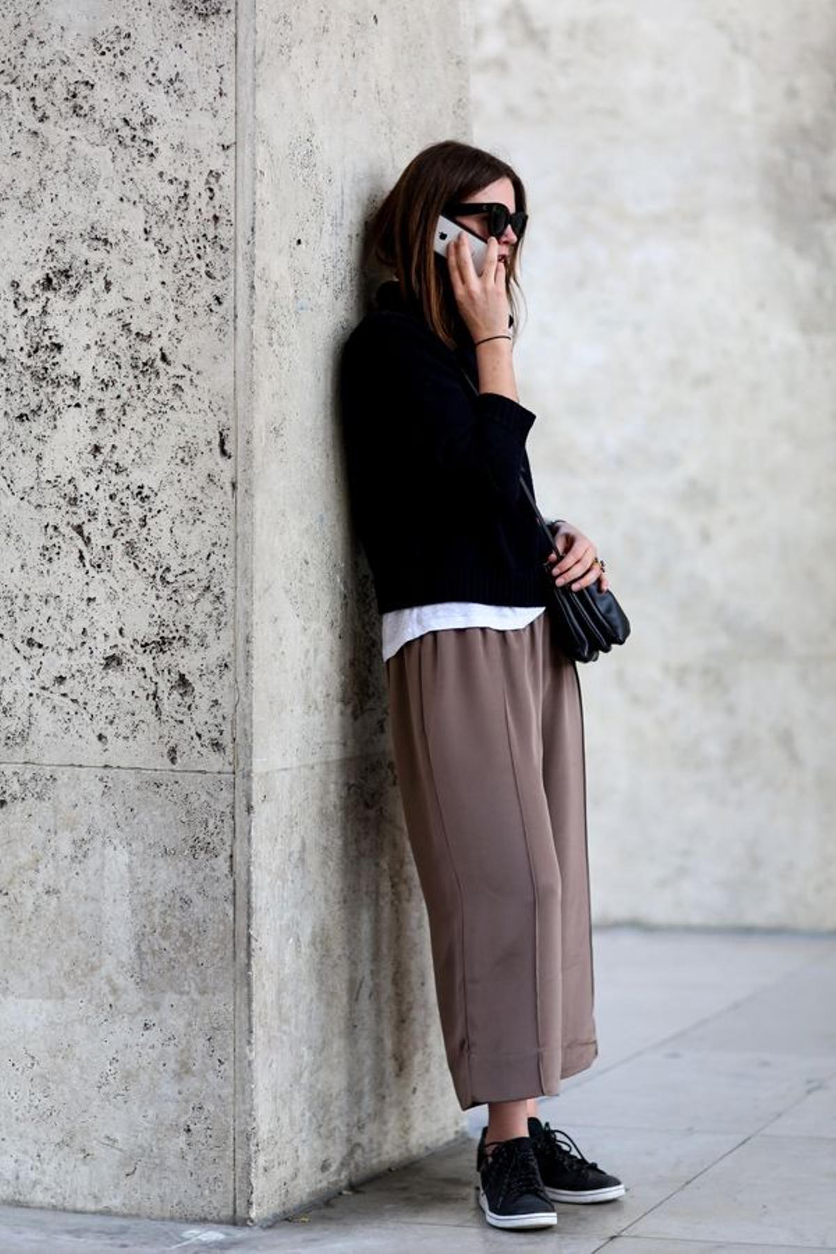 Looks con zapatillas: blazer + pantalones 'baggy'