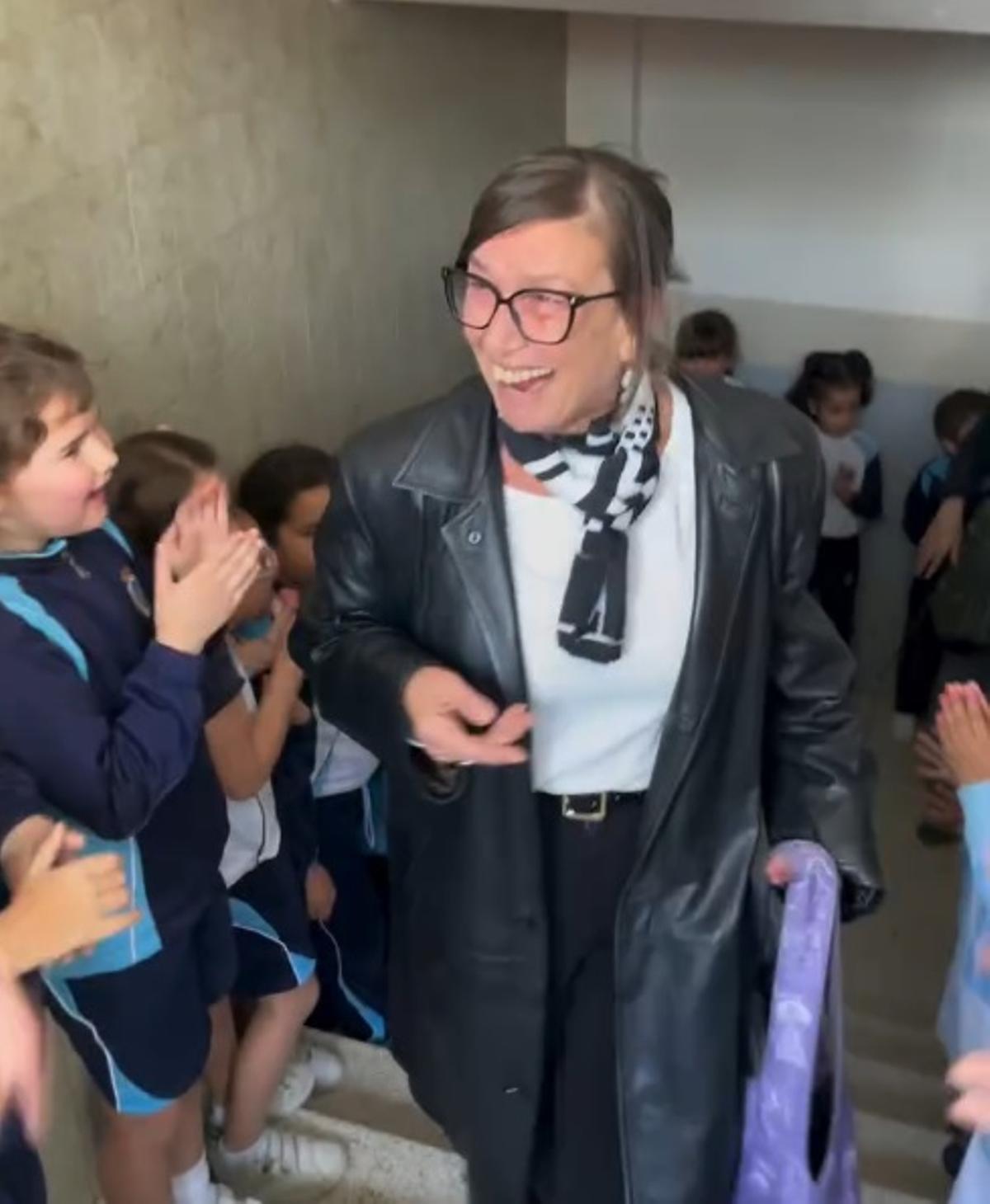 Celia, sorprendida y emocionada ante la despedida de toda la comunidad educativa