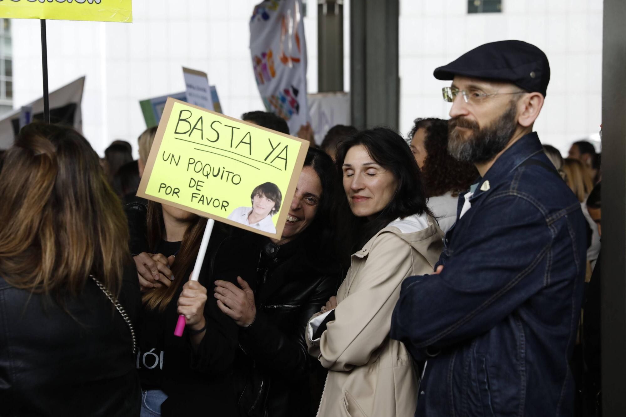 Cientos de profesores se concentran en Oviedo mientras Gobierno y sindicatos negocian.