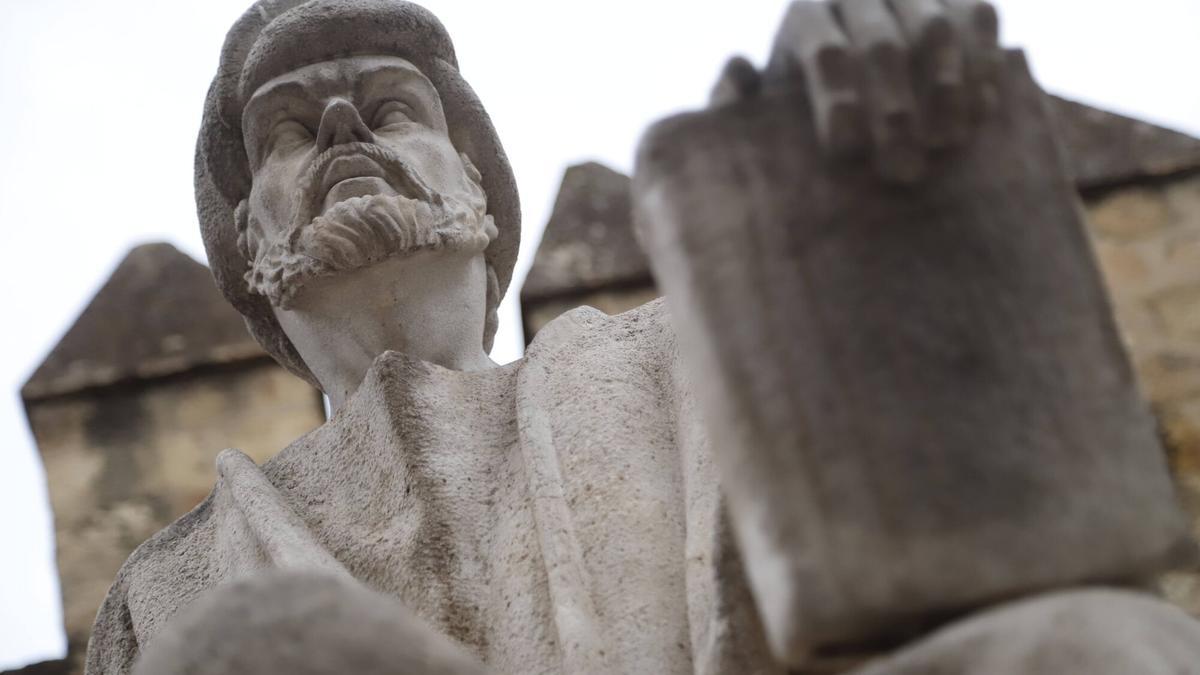 Monumento a Averroes en la calle Cairuán en Córdoba.