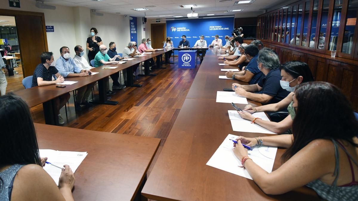 Los pedáneos del PP afectados por las mociones de censura se han reunido esta tarde con Ballesta y Luengo en Murcia.