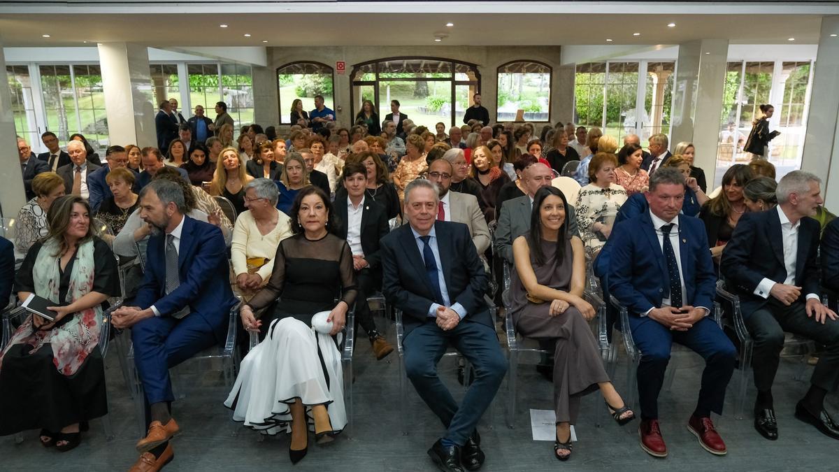 En primeira fila, entre outras autoridades, Luis León, esquerda, Gómez Caamaño, no centro, e Juan Luis Martínez, segundo pola dereita.