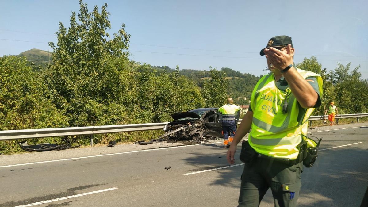 Un agente de la Guardia Civil regula el tráfico en la zona del accidente