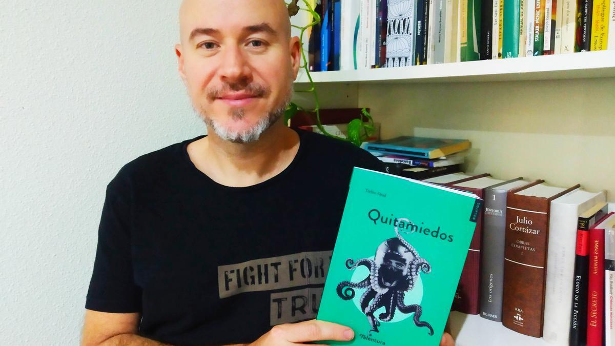 Trifón Abad posa con 'Quitamiedos', su último libro de relatos.