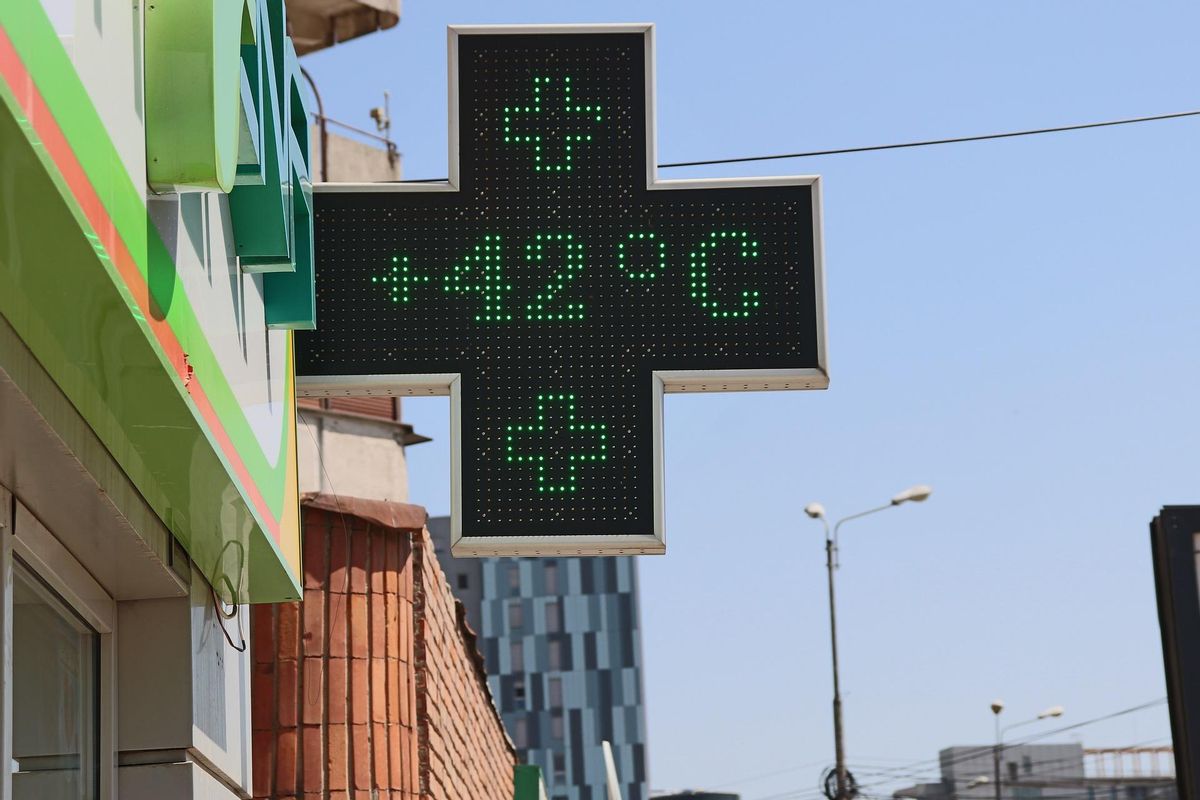Un termómetro marca 42ºC en una farmacia de Rumanía.