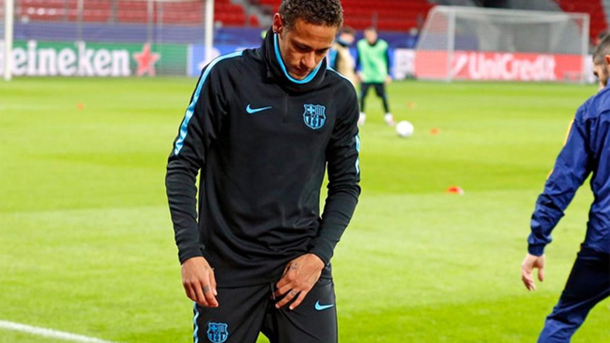 Neymar en el momento de abandonar el terreno de juego
