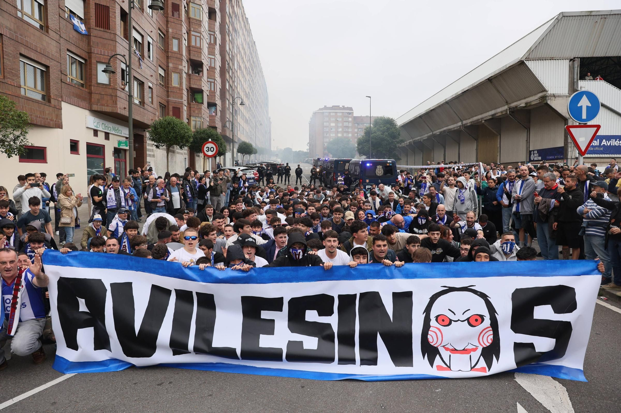 EN IMÁGENES: Avilés se tiñe de blanquiazul para la final por el ascenso ante el Rayo Majadahonda