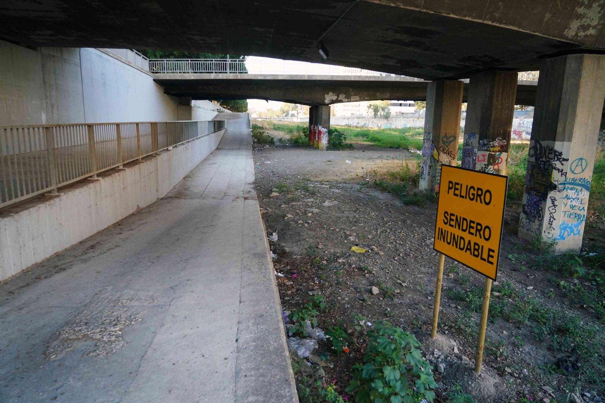 Septiembre de 2023. Aspecto del río Guadalmedina a su paso por la ciudad.