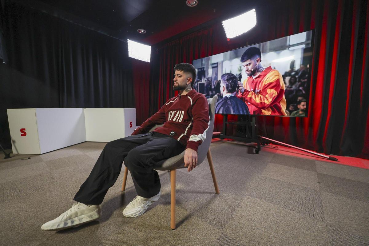 Raúl Sanromà atiende a las peticiones del vestuario del FC Barcelona