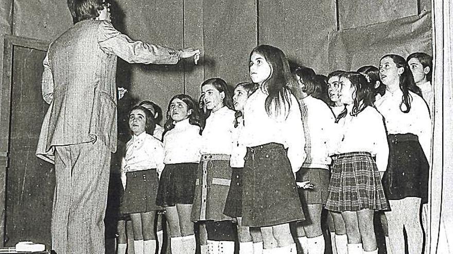 Joan Company dirige el coro infantil en los años 70.