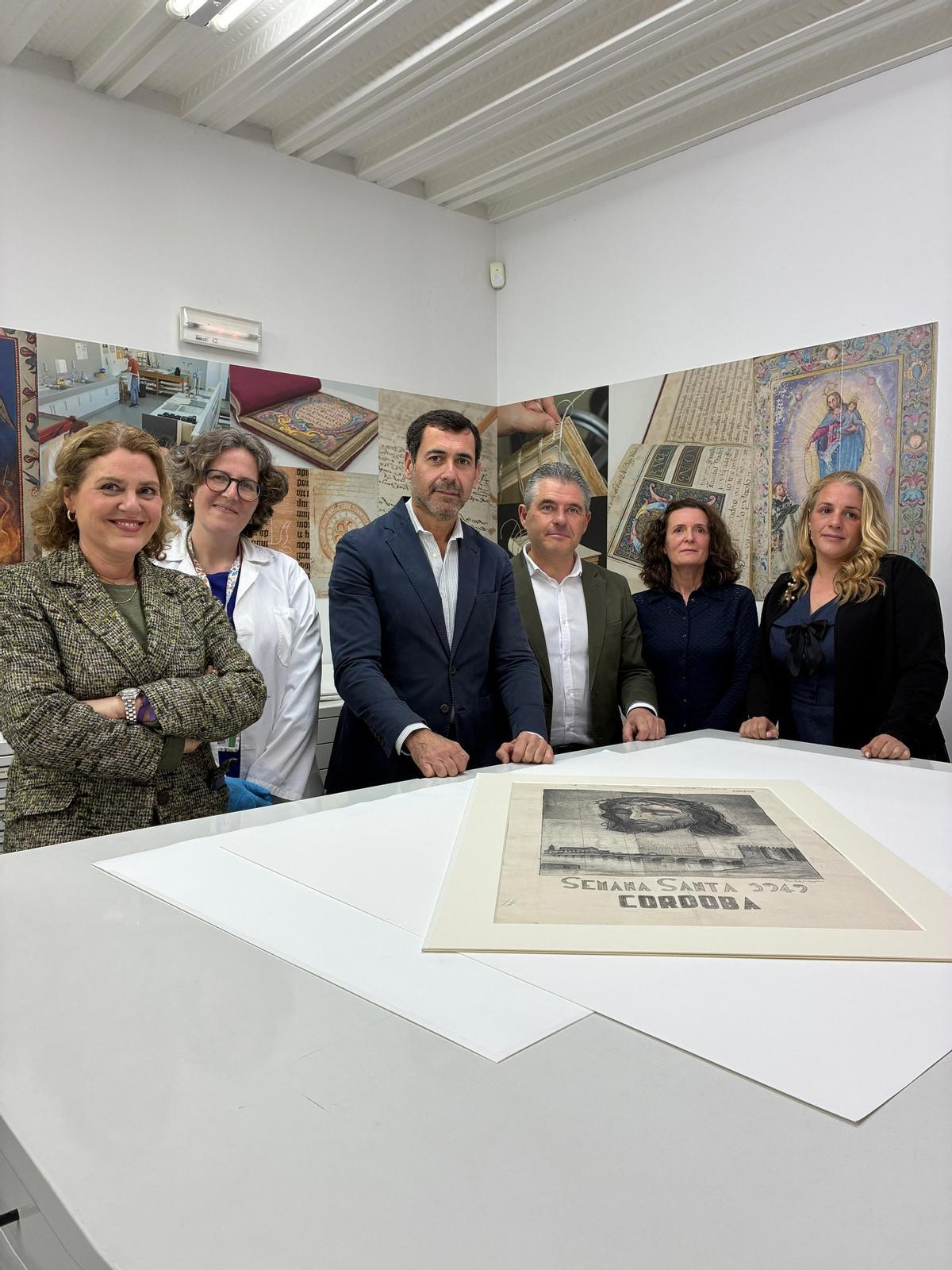 Equipo del IAPH junto al presidente de la Agrupación, Manuel Murillo, junto al cartel recuperado.