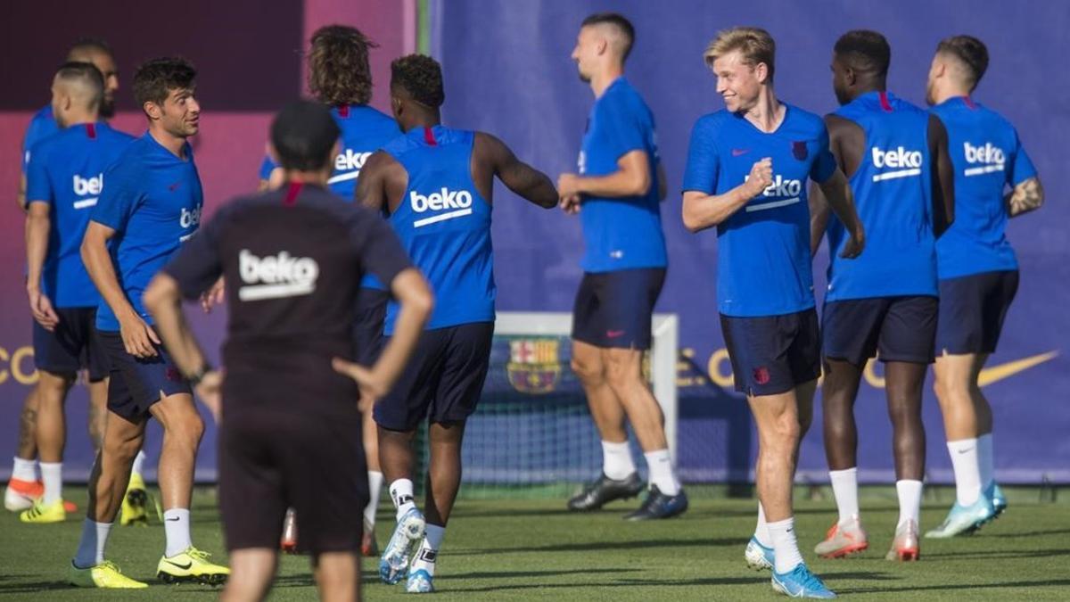 Ernesto Valverde observa a sus jugadores  durante la sesion de entrenamiento del FC Barcelona en Sant Joan Despi