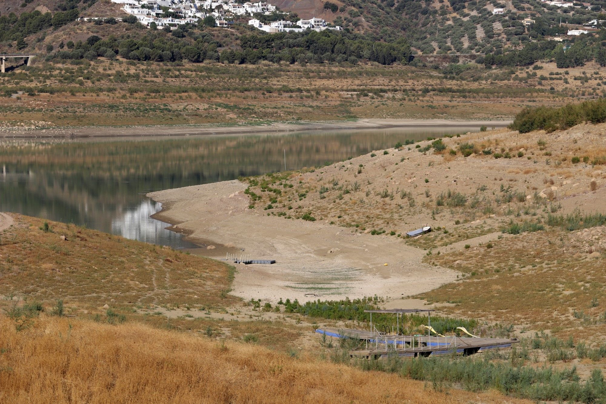 La crítica situación del embalse de la Viñuela, en imágenes