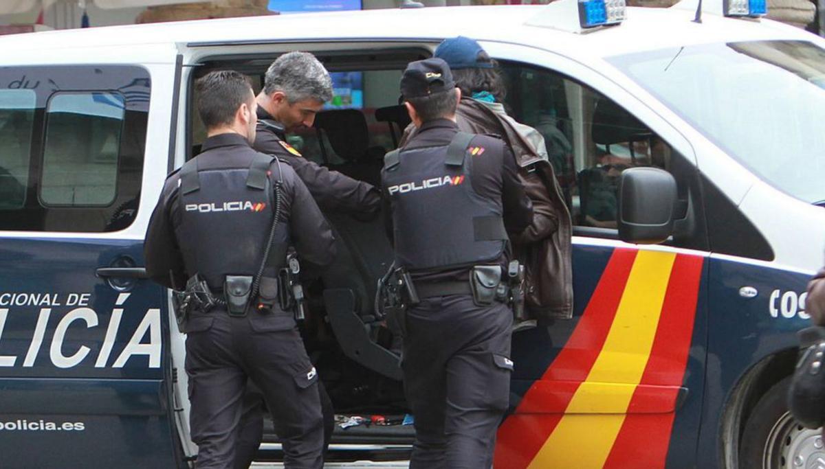 Agentes de Policía, durante una intervención. |  Iñaki Osorio