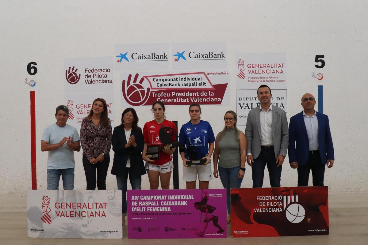 Les finalistes amb Loles Petit, de CaixaBank, Vicent Mompó, Vicent Molines, Cristina Mateu, Marcos Haro i la resta d'autoritats.