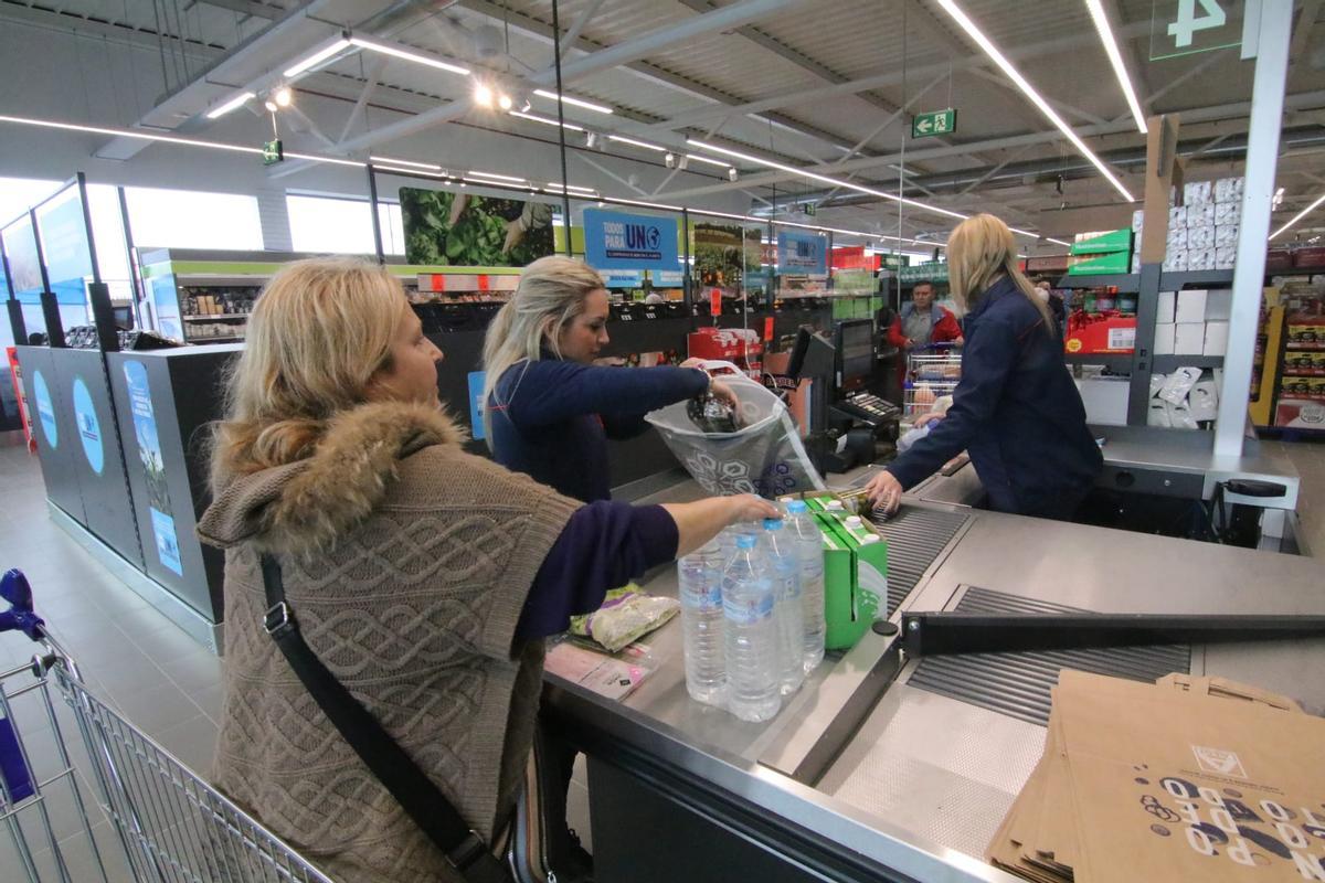Primeros clientes en el nuevo supermercado Aldi del polígono Pedroche.